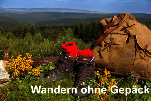 Wanderschuhe_am_Rennsteig_mit_Rucksack_mit Text