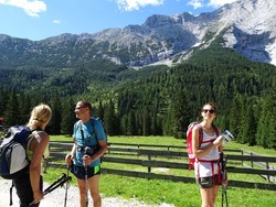 Zugspitze_Ehrwald_Wanderer_2.jpg