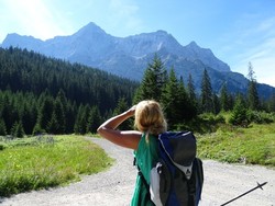 Zugspitze_Ehrwald_Wanderer_3.jpg